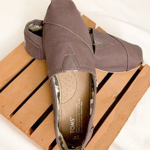 GRAY TOMS SIZE 7